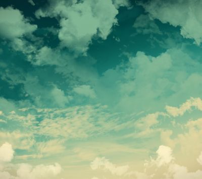 Céu Sereno com Nuvens