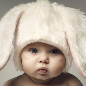 Bebê Adorável com Chapéu de Coelho