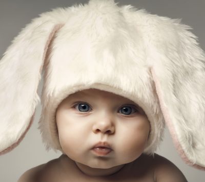 Bebê Adorável com Chapéu de Coelho