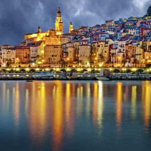 Cidade Costeira Colorida ao Anoitecer
