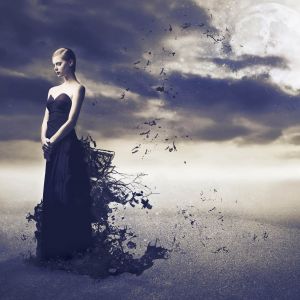 Mulher Mística em Vestido Escuro