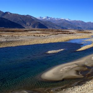 Paisagem de Rio Montanhoso Sereno