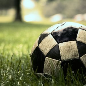 Bola de Futebol na Grama