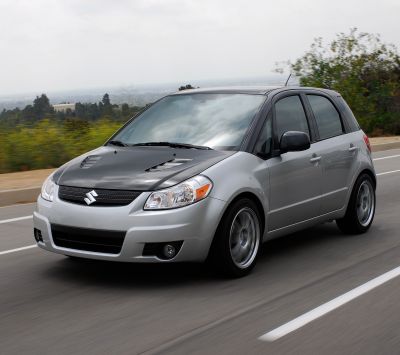 Carro Suzuki na Estrada