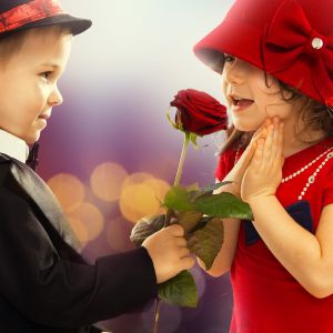 Crianças fofas com rosa