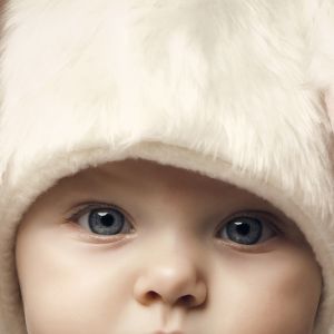 Bebê Adorável com Chapéu de Coelho
