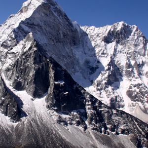 Majestosa Montanha Coberta de Neve