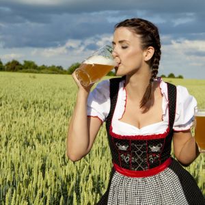 Garota em Vestido Tradicional com Cerveja