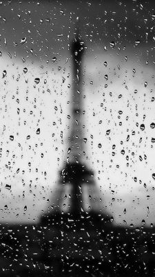 Torre Eiffel na chuva