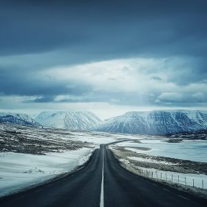 Estrada cênica através de montanhas nevadas