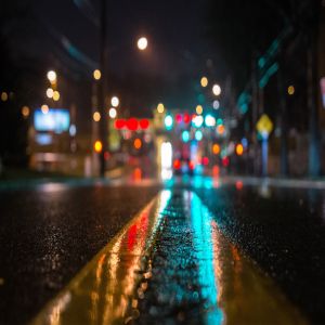 Rua Chuvosa à Noite