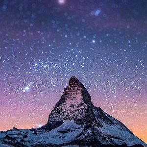 Montanha Matterhorn sob o céu noturno
