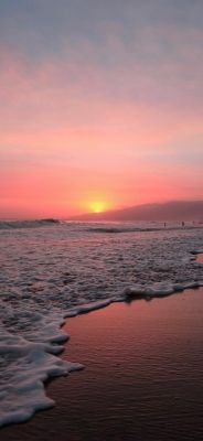 Pôr do sol sobre as ondas do oceano