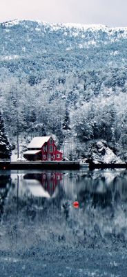 Paisagem nevada com casa vermelha